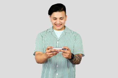 Mobil teknolojiyi kullanan genç Enerji İşçisi jestler ve ifadeler yapıyor. Şaşırtıcı.