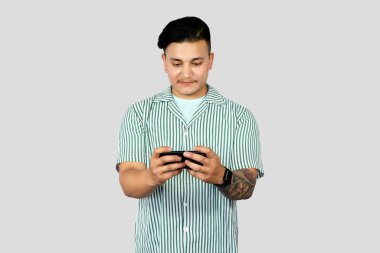 Mobil teknolojiyi kullanan genç Enerji İşçisi jestler ve ifadeler yapıyor. Şaşırtıcı.