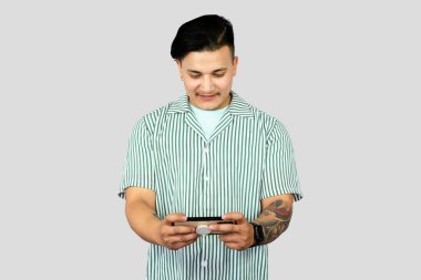 Mobil teknolojiyi kullanan genç Enerji İşçisi jestler ve ifadeler yapıyor. Şaşırtıcı.