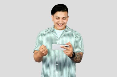 Mobil teknolojiyi kullanan genç Enerji İşçisi jestler ve ifadeler yapıyor. Şaşırtıcı.