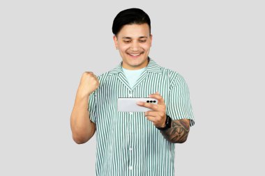 Mobil teknolojiyi kullanan genç Enerji İşçisi jestler ve ifadeler yapıyor. Şaşırtıcı.