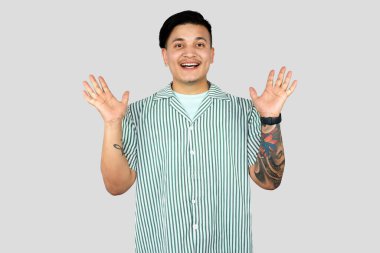 Asyalı Genç Girişimci İfade Veriyor ve Mutlu Yüzlü Jestler Yapıyor