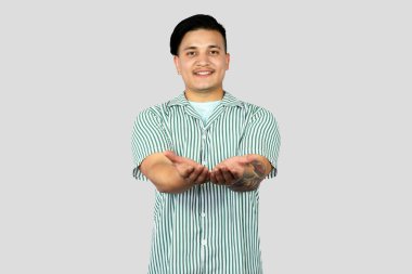 Asyalı Genç Girişimci İfade Veriyor ve Mutlu Yüzlü Jestler Yapıyor