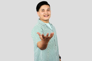 Asyalı Genç Girişimci İfade Veriyor ve Mutlu Yüzlü Jestler Yapıyor