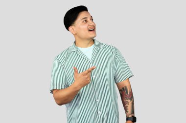 Asyalı Genç Girişimci İfade Veriyor ve Mutlu Yüzlü Jestler Yapıyor