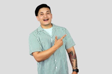 Asyalı Genç Girişimci İfade Veriyor ve Mutlu Yüzlü Jestler Yapıyor