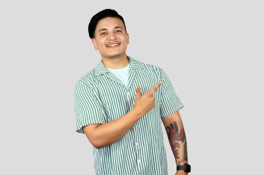 Asyalı Genç Girişimci İfade Veriyor ve Mutlu Yüzlü Jestler Yapıyor