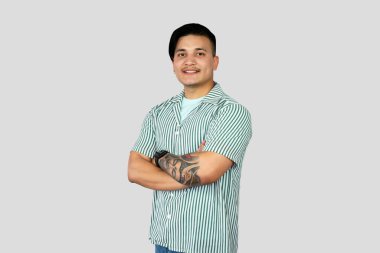 Asyalı Genç Girişimci İfade Veriyor ve Mutlu Yüzlü Jestler Yapıyor