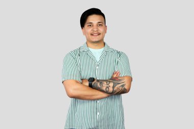 Asyalı Genç Girişimci İfade Veriyor ve Mutlu Yüzlü Jestler Yapıyor