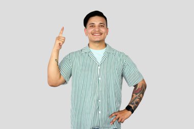 Asyalı Genç Girişimci İfade Veriyor ve Mutlu Yüzlü Jestler Yapıyor