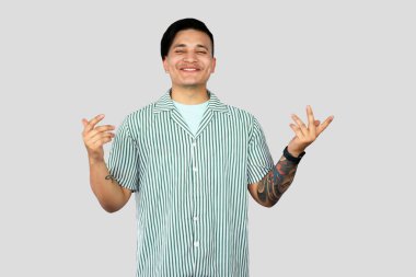 Asyalı Genç Girişimci İfade Veriyor ve Mutlu Yüzlü Jestler Yapıyor