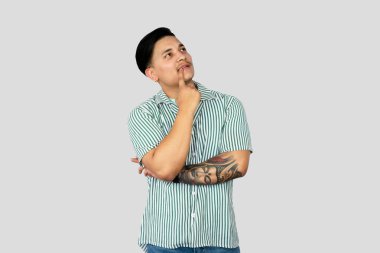 Asyalı Genç Girişimci İfade Veriyor ve Mutlu Yüzlü Jestler Yapıyor