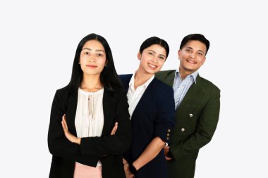 Ofiste takım çalışması yapan kendinden emin ve mutlu bir iş arkadaşı grubu.