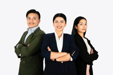 Ofiste takım çalışması yapan kendinden emin ve mutlu bir iş arkadaşı grubu.