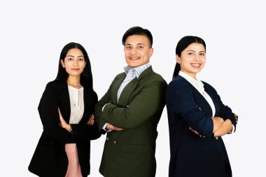 Ofiste takım çalışması yapan kendinden emin ve mutlu bir iş arkadaşı grubu.