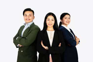 Ofiste takım çalışması yapan kendinden emin ve mutlu bir iş arkadaşı grubu.