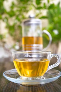 Yeşil çay fincanındaki Arpa Yaprak Yeşil Çay Yaprakları Organik Arpa