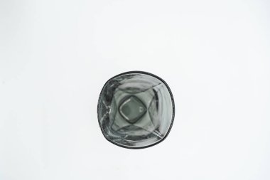 Koyu bir bardaktan boşalırcasına.