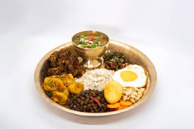 Newari Khaja Set Tipik Nepali Thali ile Rice Flakes, Choyila, Eggs, Nohut, Tama, Bambu Çorbası, Aalu Sadheko Öğle Yemeği