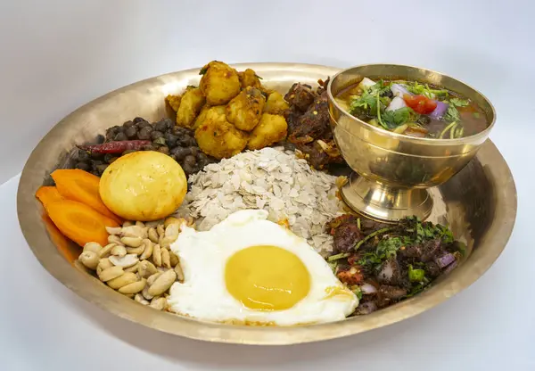 Newari Khaja Set Tipik Nepali Thali ile Rice Flakes, Choyila, Eggs, Nohut, Tama, Bambu Çorbası, Aalu Sadheko Öğle Yemeği