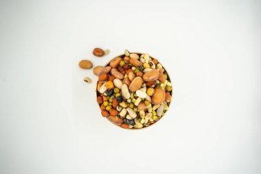 Kuru fasulye ve fasulye, fasulye, nohut, mercimek vb. ile dolu bir kase..