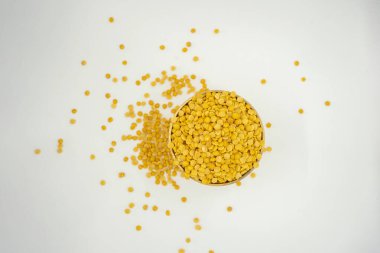 Bir kase urad rahar dal pigeon pea mercimek fasulyesi beyaz arka planda izole edilmiş.