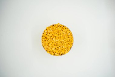 Bir kase urad rahar dal pigeon pea mercimek fasulyesi beyaz arka planda izole edilmiş.