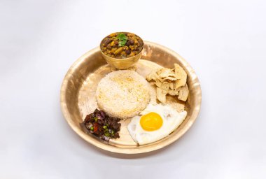 Janai Purnima veya Gunhi Punhi için tabakta Kwati Fasulye Çorbası, Pirinç, Omlette ile Nepali Thali Set