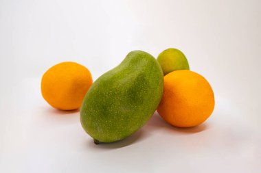 Karışık Meyveler İzole Beyaz Arkaplan Tropikal Mangolar ve Portakallar Sepette Mandalina Kesimi