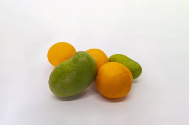 Karışık Meyveler İzole Beyaz Arkaplan Tropikal Mangolar ve Portakallar Sepette Mandalina Kesimi