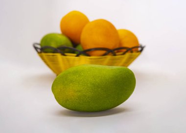 Karışık Meyveler İzole Beyaz Arkaplan Tropikal Mangolar ve Portakallar Sepette Mandalina Kesimi