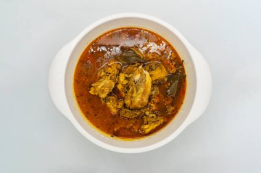 Büyük bir kase baharatlı tavuk çorbası Nepalli tavuk çorbası Hint usulü tavuk çorbası.