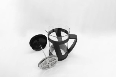 Fransız Basın Pompasında kahve yapmak Siyah Kahve Fasulyeleri İzole edilmiş Beyaz Arkaplan