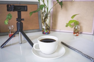 Laptop Mockup, Coffee Mockup ve Bitkiler İçin Kahve Hazırlama Ofisi. Cafe Americano çalışıyor.