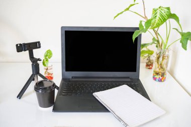 Laptop Mockup, Coffee Mockup ve Bitkiler İçin Kahve Hazırlama Ofisi. Cafe Americano çalışıyor.