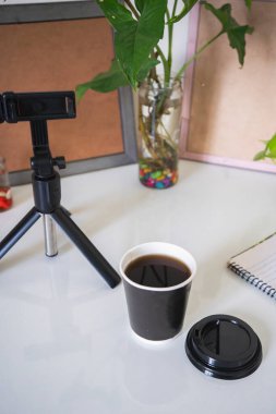 Laptop Mockup, Coffee Mockup ve Bitkiler İçin Kahve Hazırlama Ofisi. Cafe Americano çalışıyor.