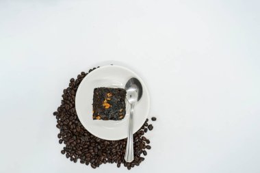 Kahve ve çikolatalı Brownie ve Fasulyeli Espresso Americano. Side Cafe 'de içecek.