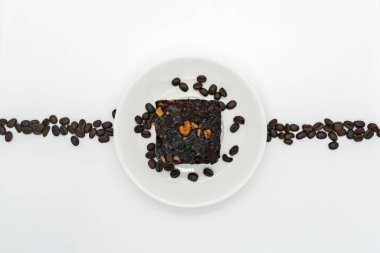 Kahve ve çikolatalı Brownie ve Fasulyeli Espresso Americano. Side Cafe 'de içecek.