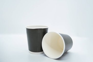 Fasulyeli kahve fincanı, izole edilmiş beyaz arka planda. Paket kahve fincanı.