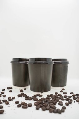 Fasulyeli kahve fincanı, izole edilmiş beyaz arka planda. Paket kahve fincanı.