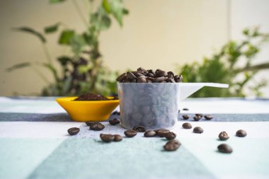 Kahve çekirdekleri masada kavrulmuş. Öğütmek için bir kavanoz kahve çekirdeği. Kafe 'de Arap Fasulyesi