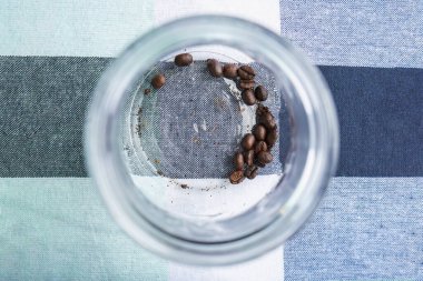 Kahve çekirdekleri masada kavrulmuş. Öğütmek için bir kavanoz kahve çekirdeği. Kafe 'de Arap Fasulyesi