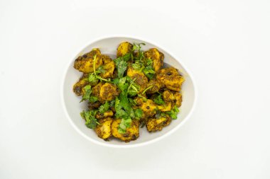 Bir kase Baharatlı Patates Achaar Patates Salatası ile Kişniş Aalu ko Achaar, Spocy Patates Turşusu