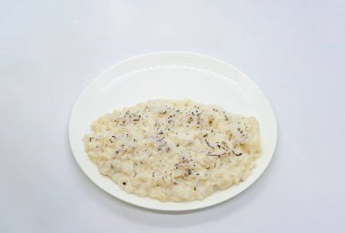 Bir tabak Rice Pudding Kheer Khir Hindistan cevizi sütlü pirinç Shrawan 15 Khir Khane Din ve Hindistan cevizi tozu.