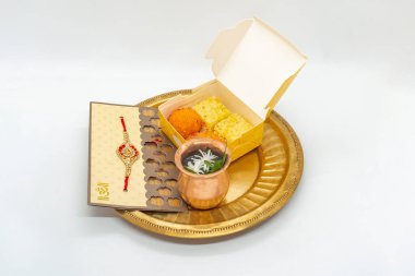 Rakshya Bandhan Janai Purnima Rakhee ile Kutlama ve Meyveli ve Hintli Puja Tabağı