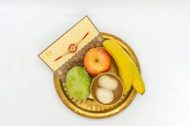 Rakshya Bandhan Janai Purnima Rakhee ile Kutlama ve Meyveli ve Hintli Puja Tabağı