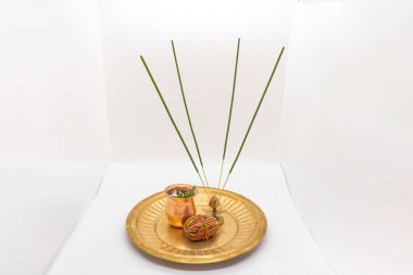 Doro için bir Puja Thali, Rakhsya Bandhan Bhai Dooj için, tütsü, çiçekler, haç, Janai tanrılara tapmak için.