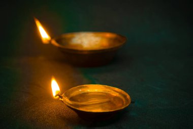 Diwali Kutlaması ve Deepavali Tihar Hindu Festivali Diya Lamba Diyo ile Karanlık Arkaplanda