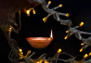 Diwali Lambaları Diya ve Noel Işıkları Karanlık Gece Tihar Dipawali Hindu Festivali Kutlaması