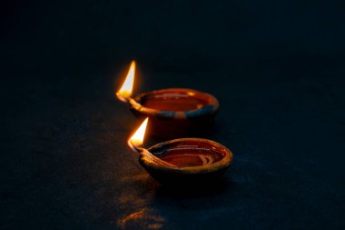Diwali Kutlaması ve Deepavali Tihar Hindu Festivali Diya Lamba Diyo ile Karanlık Arkaplanda